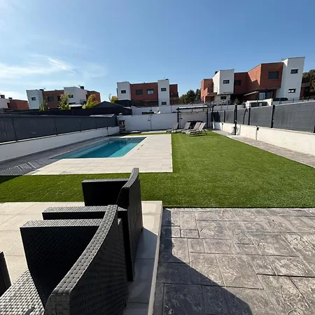 펜션 Casa Con Piscina Y Parking En *