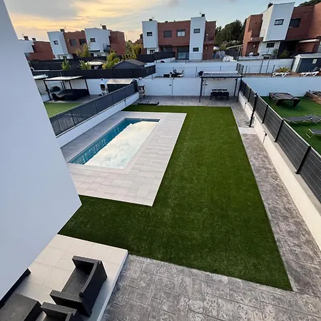 Casa Con Piscina Y Parking En 펜션 *
