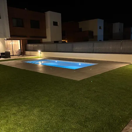 Casa Con Piscina Y Parking En *