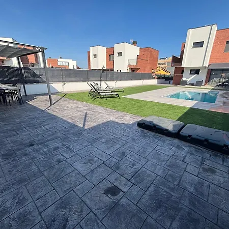 Casa Con Piscina Y Parking En 펜션 *