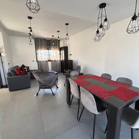 Casa Con Piscina Y Parking En