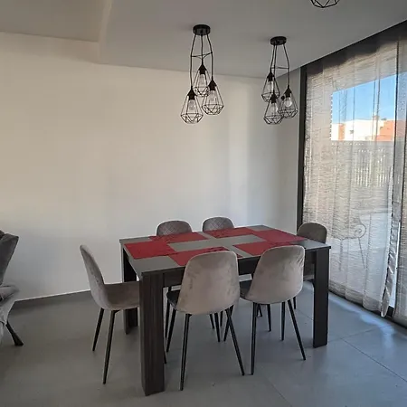 Casa Con Piscina Y Parking En