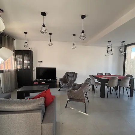 Casa Con Piscina Y Parking En * Roda de Bera