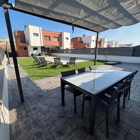 Casa Con Piscina Y Parking En * Roda de Bera